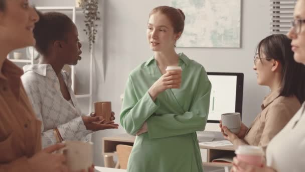 Medium Slowmo Team Unga Multietniska Kvinnor Chattar Kaffepausen Kontoret — Stockvideo