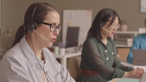 Mittlere Nahaufnahme Mit Langsamen Multiethnischen Callcenter Managerinnen Die Arbeitsplatz Über — Stockvideo