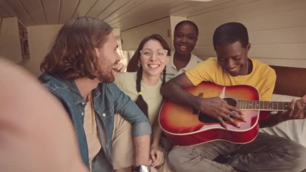 Çok Irklı Dört Genç Arkadaşın Hafta Sonları Tekerlekli Sandalyede Gitar — Stok video