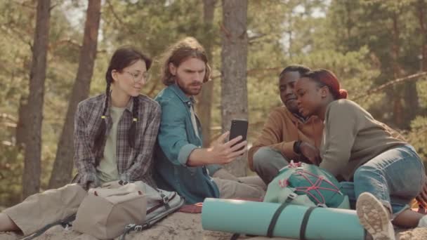 Groupe Amis Multiethniques Joyeux Assis Sur Pierre Dans Forêt Pendant — Video