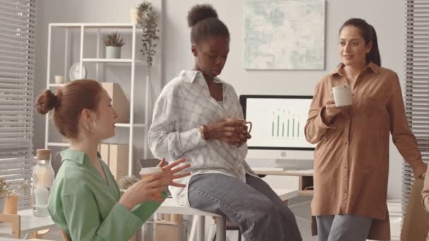Lentidão Média Equipe Colegas Femininos Multiétnicos Que Têm Conversação Durante — Vídeo de Stock