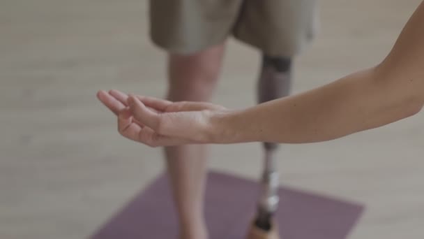 Bărbat Nerecunoscut Picior Protetic Picioare Covorul Yoga Meditând Având Pregătire — Videoclip de stoc