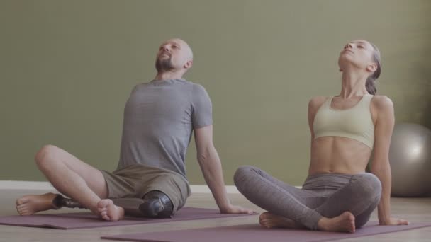 Lento Hombre Caucásico Consciente Con Pierna Protésica Entrenador Yoga Femenino — Vídeos de Stock