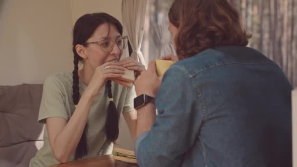 Talia Unui Cuplu Caucazian Tânăr Care Prânzul Sandvișuri Casă Vorbește — Videoclip de stoc