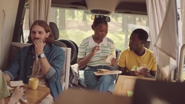 Plan Moyen Quatre Jeunes Amis Multiethniques Masculins Féminins Mangeant Des — Video