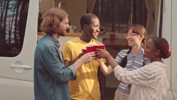 Mittlere Aufnahme Multiethnischer Junger Leute Die Mit Roten Plastikbechern Jubeln — Stockvideo