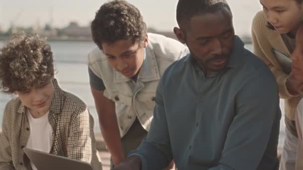 Közepes Lassúsága Modern Fiatal Férfi Afro Amerikai Tanár Laptoppal Leckét — Stock videók