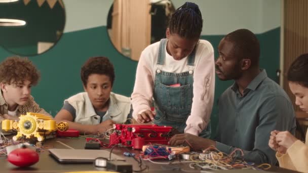 Zpomalte Pás Různorodých Školáků Jejich Afroameričtí Učitelé Stavějící Roboty Stolem — Stock video