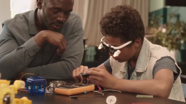 Cintura Até Lentidão Estudante Afro Americano Óculos Aumento Professor Moderno — Vídeo de Stock