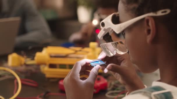 Medium Closeup Slowmo African American Schoolgirl Magnifying Goggles Examining Micro — Stock Video