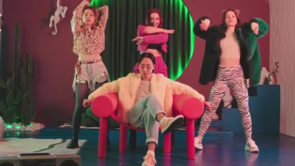 Slowmo Fantazie Asijské Chlap Kožichu Kabát Trendy Brýle Sedí Židli — Stock video