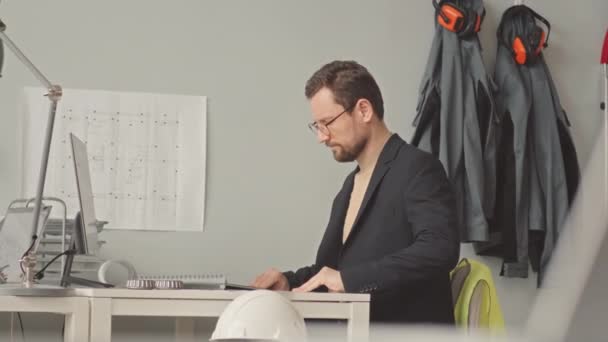 Medium Slowmo Professional Male Engineer Formalwear Working Desk Design Office — Stock Video