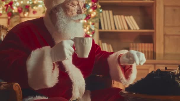Mittelmäßiges Slowmo Porträt Des Roten Weihnachtsmannes Mit Einem Becher Tee — Stockvideo