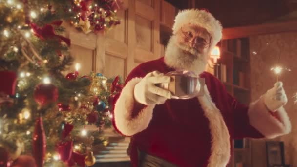 Medium Slowmo Happy Bearded Santa Claus Red Costume Dancing Burning — Vídeo de Stock