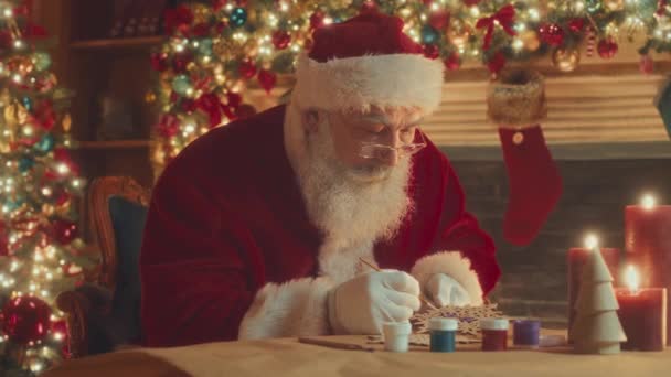 Waist Slowmo Bearded Santa Making Wooden Toys Christmas Tree Sitting — 비디오
