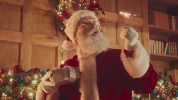 Medium Slowmo Delighted Santa Christmas Present Box Hand Looking Burning — Vídeo de stock