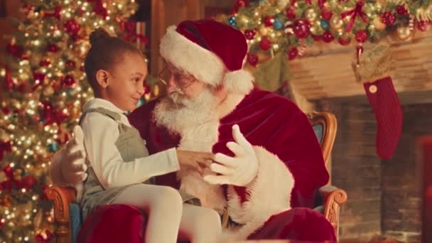 Medium Slowmo Kind Santa Claus Telling Magic Fairytales Pretty African — Stock Video