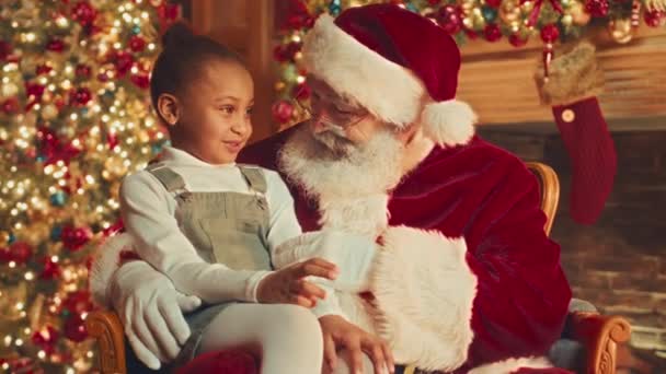 Slowmo Pretty African American Little Girl Talking Santa While Sitting — Vídeo de Stock