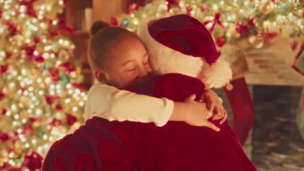 Paist Slowmo Szczęśliwy Mały Afroamerykanin Dziewczyna Obejmująca Świętego Mikołaja Obok — Wideo stockowe