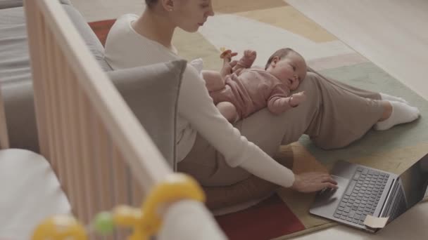 Slowmo Young Caucasian Woman Infant Daughter Lying Her Laps Working — 비디오