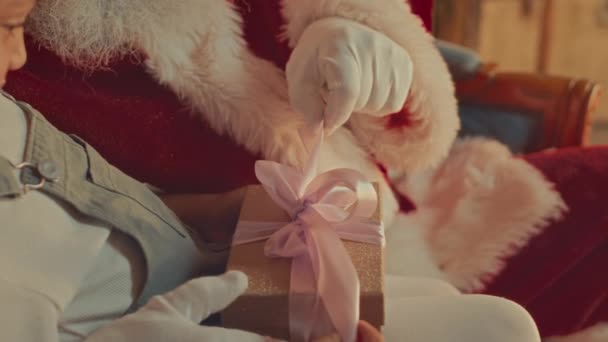 Slowmo Closeup Little Girl Santa Unwrapping Christmas Present Box New — Αρχείο Βίντεο