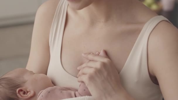 Tilt Closeup Slowmo Smiling Young Beautiful Woman Holding Her Newborn — Stok Video