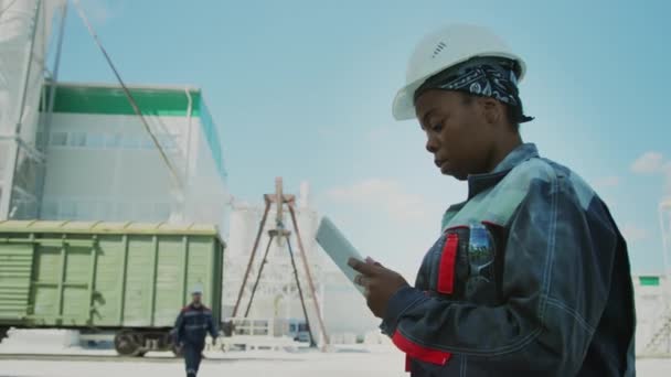 Side View Medium Shot African American Female Engineer Uniform Hard — Stockvideo
