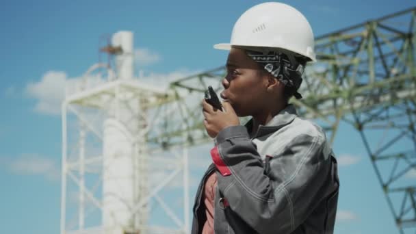 Waist Young African American Female Engineer Speaking Employees Walkie Talkie — Vídeo de Stock