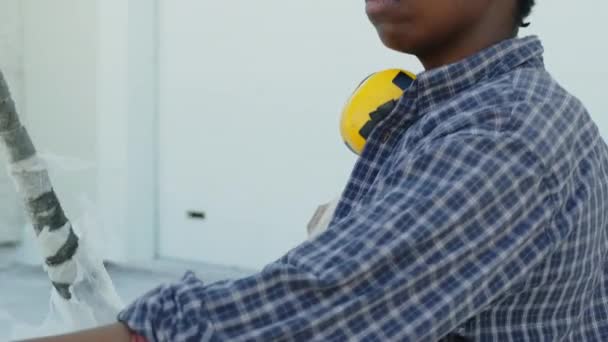 Medium Shot African American Female Engineer Safety Equipment Lifting Goods — стоковое видео
