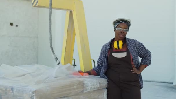 Medium Portrait Young African American Female Worker Granite Processing Plant — Vídeo de Stock
