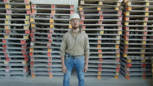 Zoom Medium Portrait Confident Male Warehouse Worker Hard Hat Posing — Video