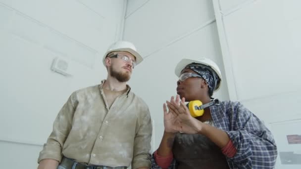 Medium Shot African American Female Factory Worker Explaining Task New — Stockvideo