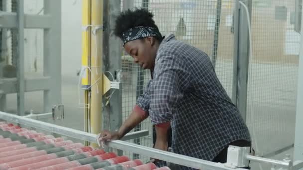 Medium Shot Tired African American Female Engineer Using Wrench While — 图库视频影像