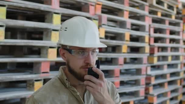 Medium Closeup Confident Foreman Hard Hat Speaking Employees Walkie Talkie — Vídeo de stock