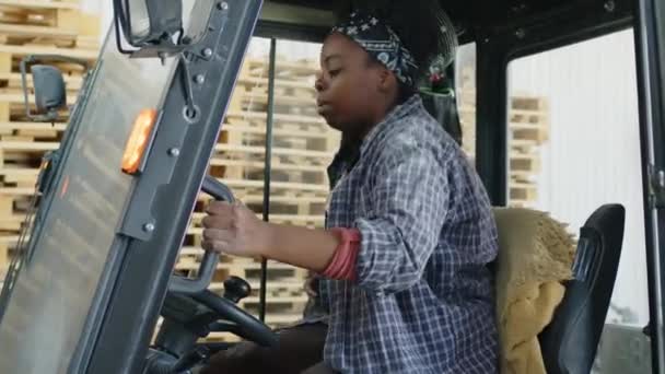 Medium Shot African American Female Warehouse Worker Getting Lift Truck — 图库视频影像