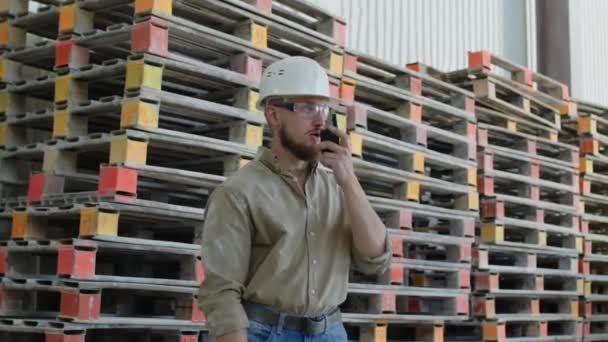 Medium Shot Serious Foreman Hard Hat Safety Glasses Giving Commands — Vídeos de Stock