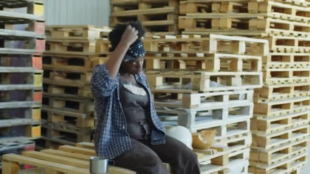 Tired African American Female Warehouse Worker Having Lunch Ready Made — Stock video