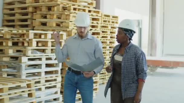Medium Shot Foreman Talking African American Female Employee While Walking — Vídeos de Stock