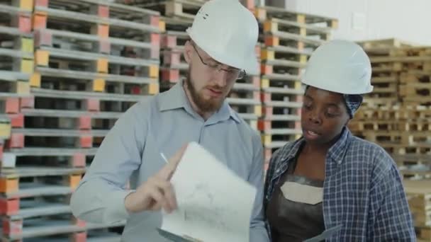 Medium Shot Engineer Construction Plan Hands Explaining Plan Work African — Video Stock