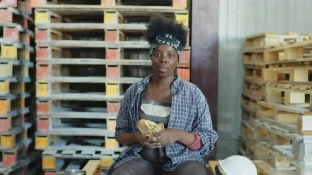 Zoom Medium Portrait Young Black Woman Sandwich Posing Camera Wooden — Stok video