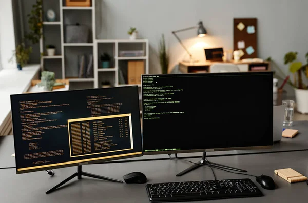 Imagem Fundo Dois Computadores Local Trabalho Com Linhas Código Tela — Fotografia de Stock