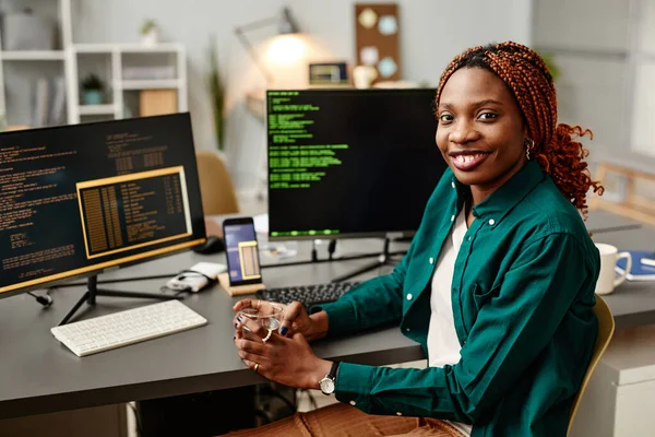 Kameraya Bakan Bilgisayar Ekranındaki Programlama Koduna Gülümseyen Kadın Bilişim Geliştiricisinin — Stok fotoğraf