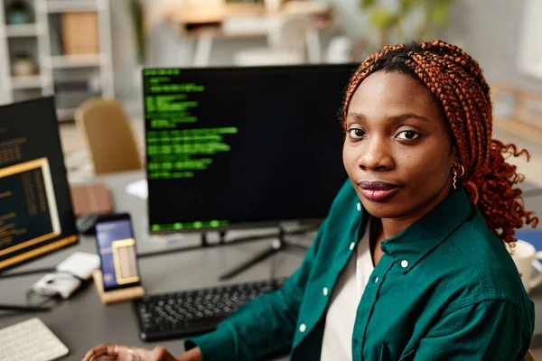 Ofisteki Bilgisayar Ekranında Kameraya Bakan Genç Bayan Bilişim Geliştiricisinin Portresi — Stok fotoğraf