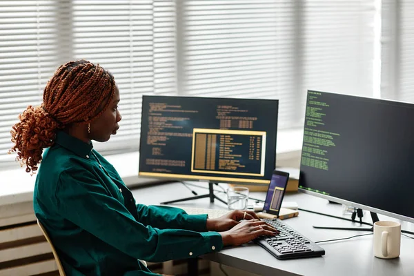 Πλευρική Άποψη Του Αφρικανικού Αμερικανικού Προγραμματιστή Πληκτρολογώντας Στο Πληκτρολόγιο Κώδικα — Φωτογραφία Αρχείου