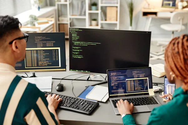 Alto Ângulo Dois Desenvolvedores Usando Computadores Durante Revisão Código Escritório — Fotografia de Stock