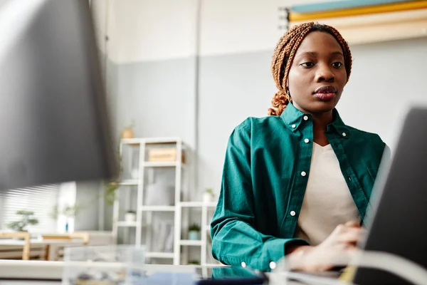 Retrato Baixo Ângulo Mulher Negra Usando Laptop Enquanto Trabalhava Mesa — Fotografia de Stock