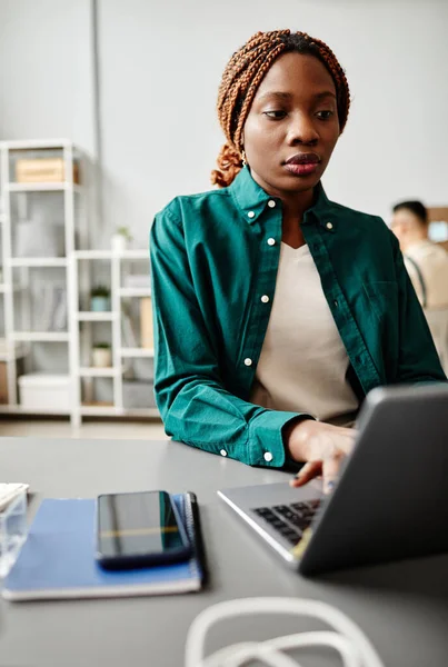 Retrato Vertical Uma Jovem Negra Usando Laptop Enquanto Trabalhava Mesa — Fotografia de Stock
