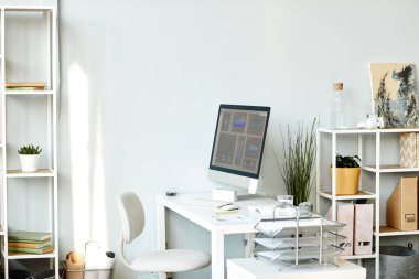 Modern ofiste beyaz renkli mobilya ve bilgisayarı olan hiç kimse iş yerinde çekim yapmasın.