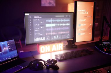 Günümüz amatör radyo veya podcast istasyonu, masaüstü bilgisayarı, dizüstü bilgisayarı, dizüstü bilgisayarı ve mikseri gece masada çekilmeyecek.