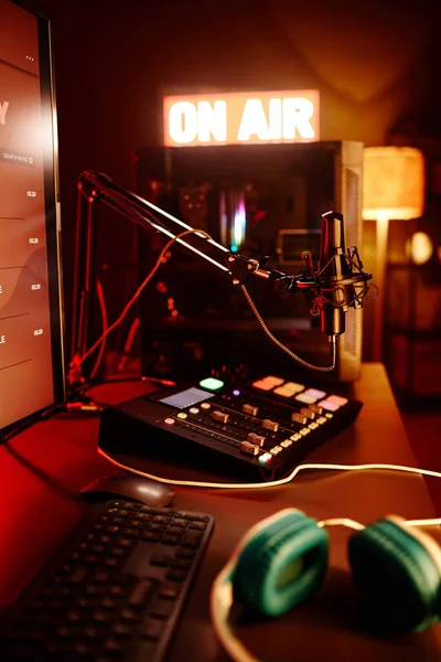 밤에는 컴퓨터 헤드폰 마이크 아마추어 라디오 캐스트 스튜디오 컨셉의 컴퓨터 — 스톡 사진